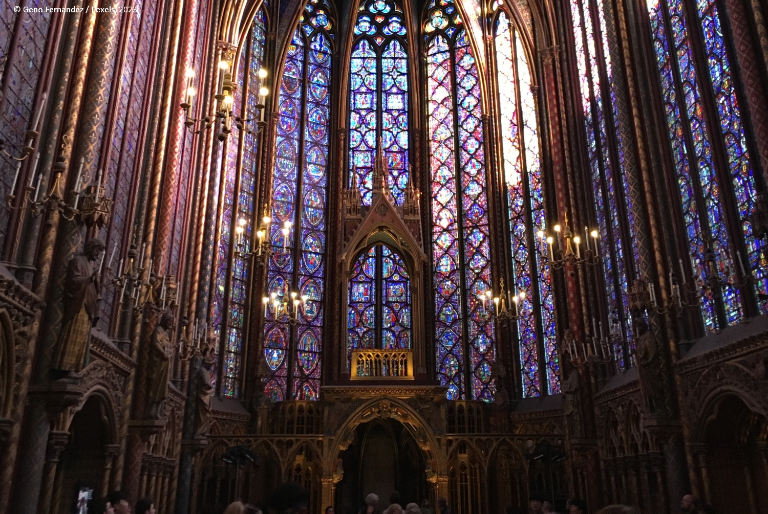 Dipingere con la luce: le vetrate delle cattedrali